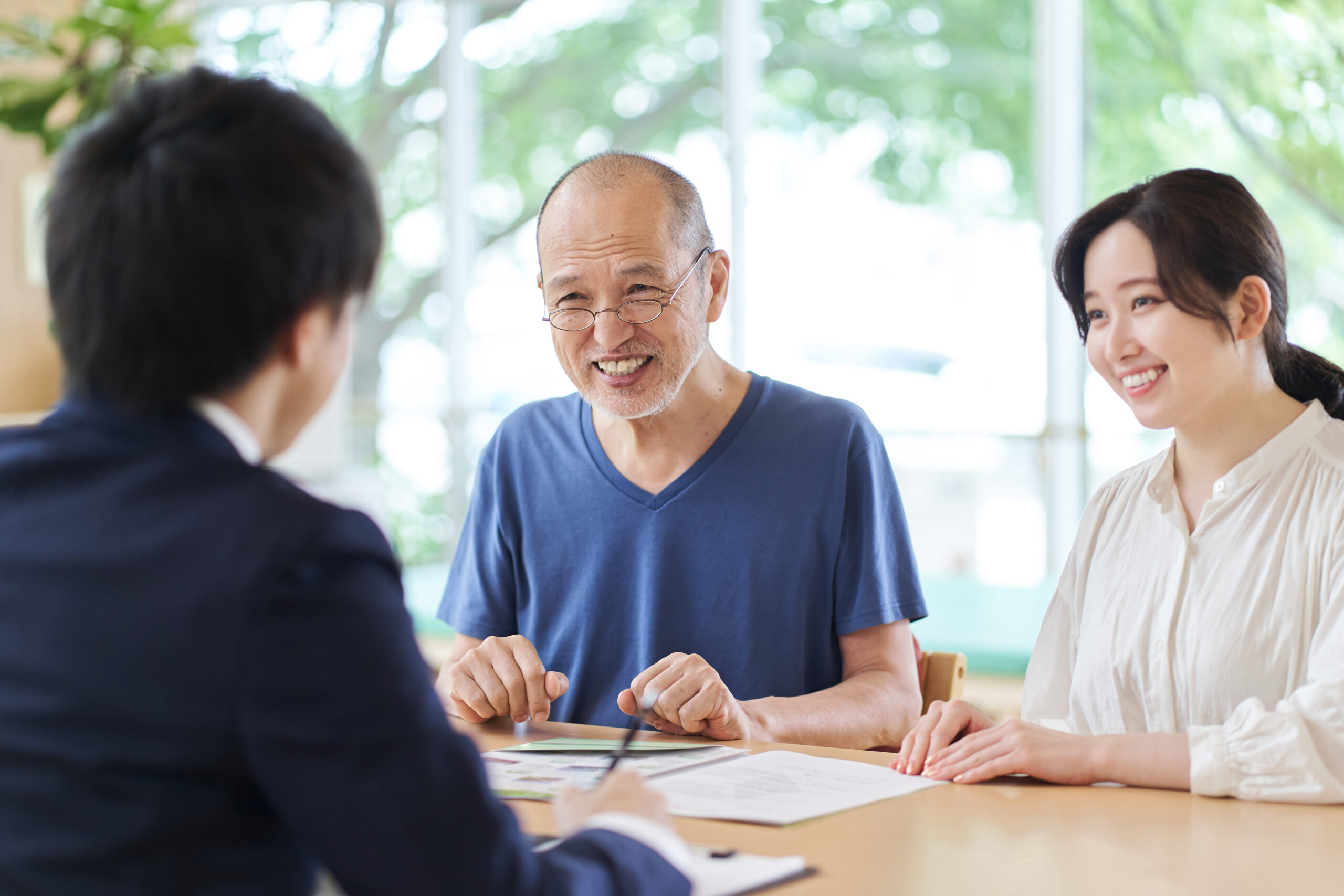 相談員に相談を高齢者と女性