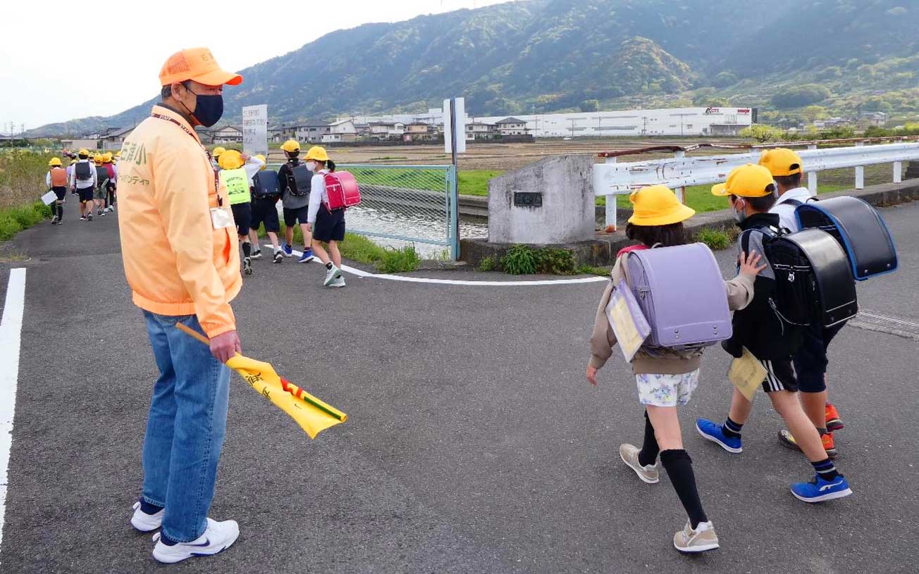 ボランティアが子ども達の登校を見守る様子