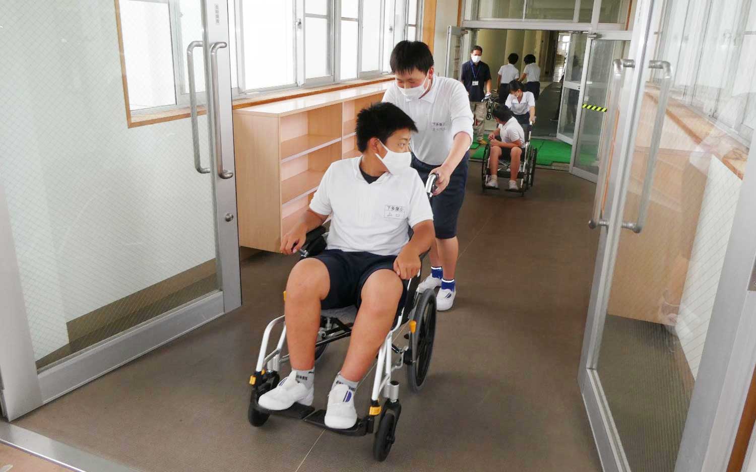 車椅子体験を行う学生たちの様子