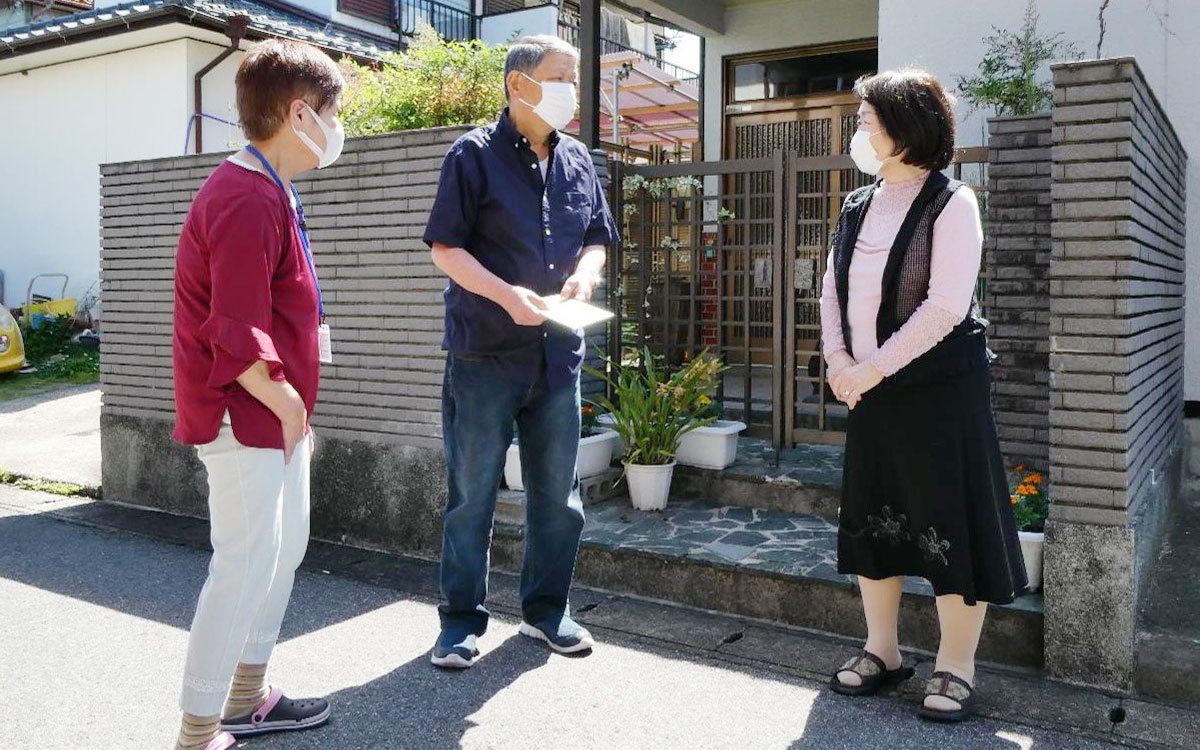 福祉推進委員が地域の方と交流している様子