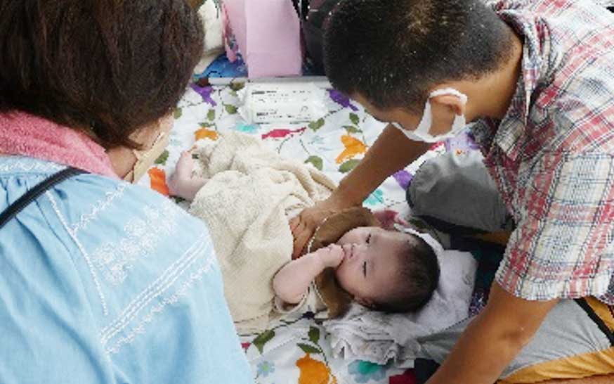 託児ボランティアが、赤ちゃんを見守る様子